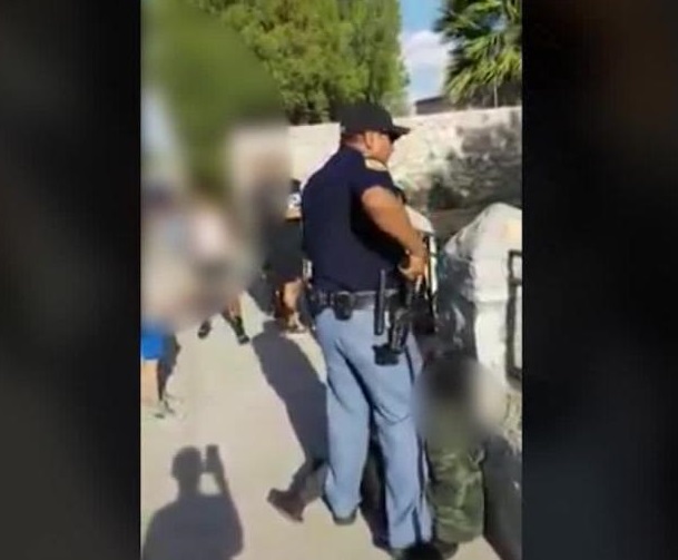 Policía Texas estrangula su hijo y encañona niños