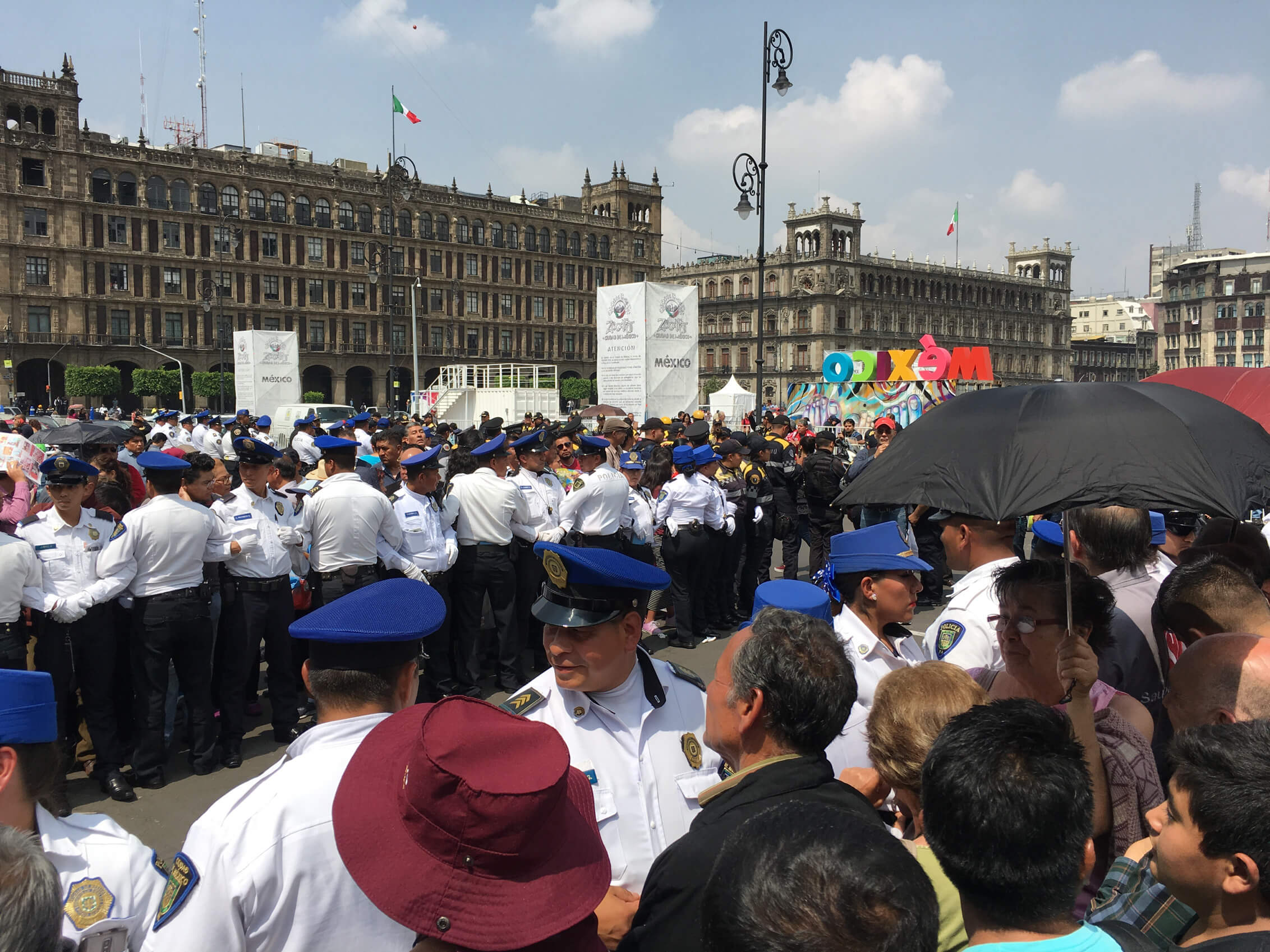 Mujer aborda a López Obrador en Palacio Nacional y le pide trabajo