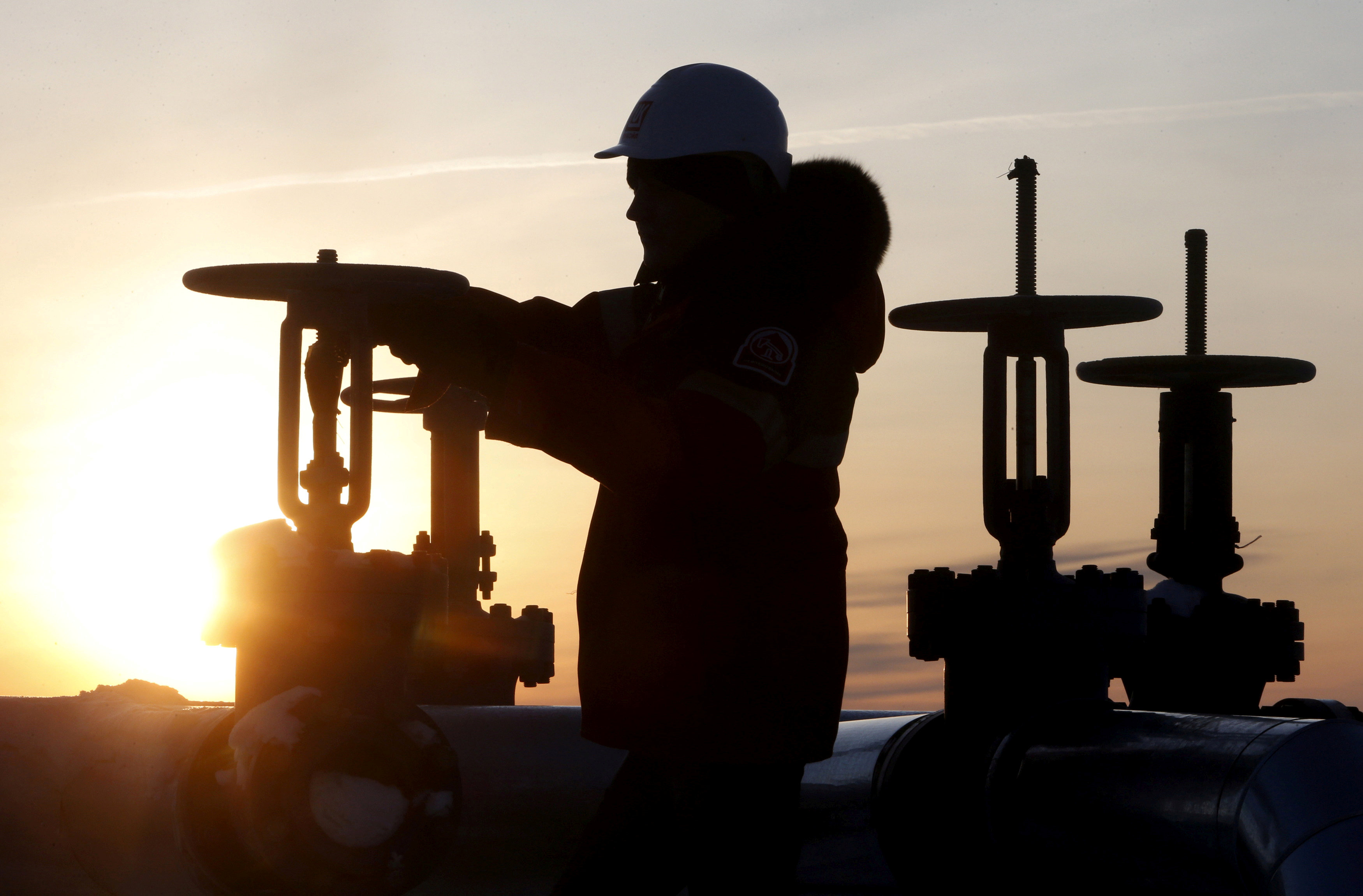 Precios del petróleo caen, Rusia podría aumentar producción