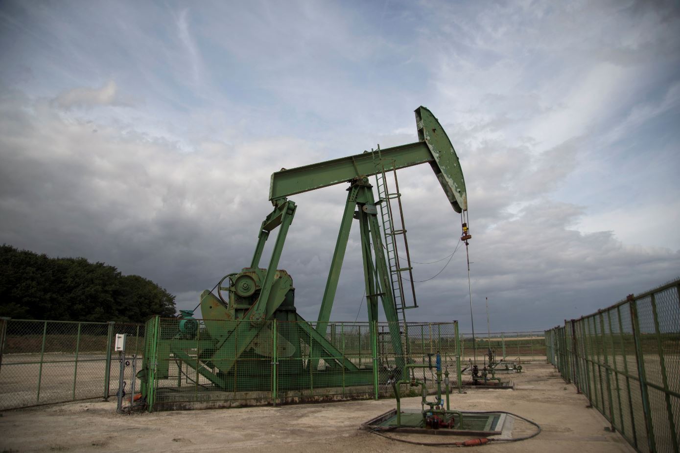Precios del petróleo extienden alzas ante crisis en Libia