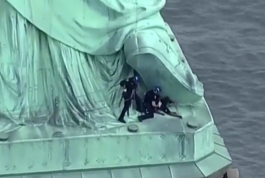 Capturan a mujer que escaló Estatua de la Libertad en protesta por política migratoria