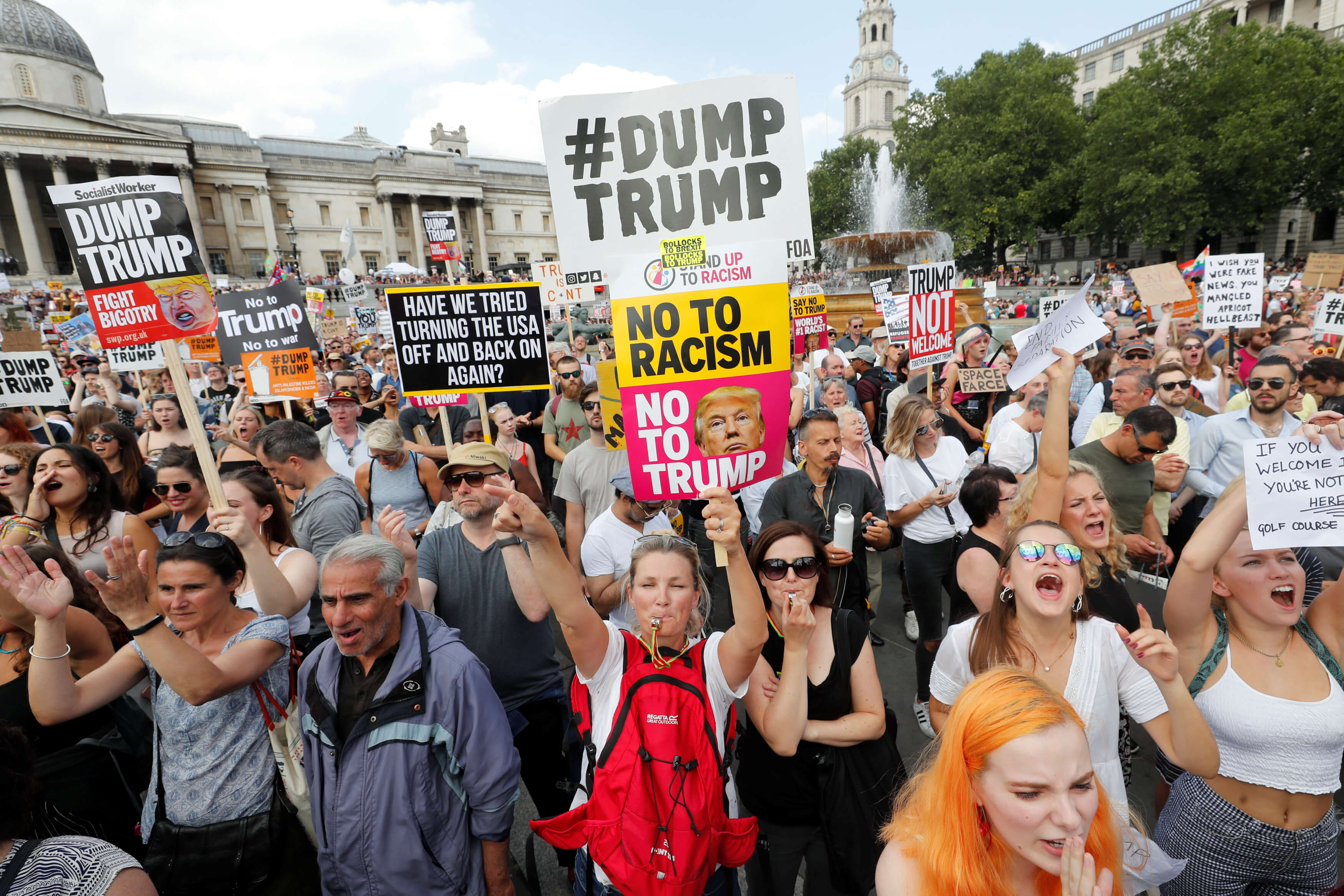 Miles marchan en Londres en protesta por la visita de Trump