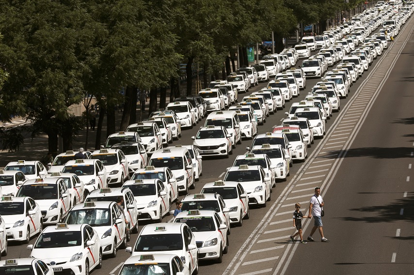 Taxistas protestan servicios privados en Madrid y Barcelona