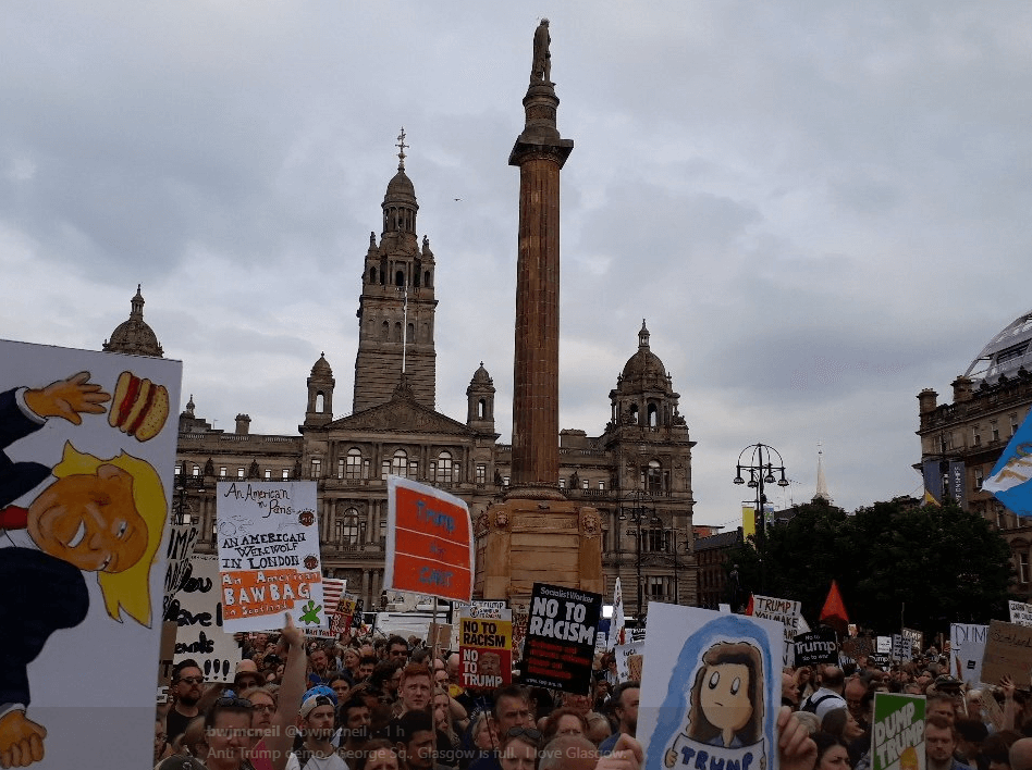 Miles de personas protestan en Escocia ante la llegada de Trump
