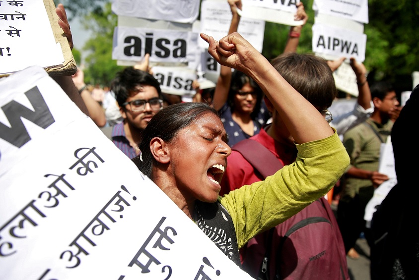 Joven denuncia haber sido violada por profesor y 19 compañeros, en India