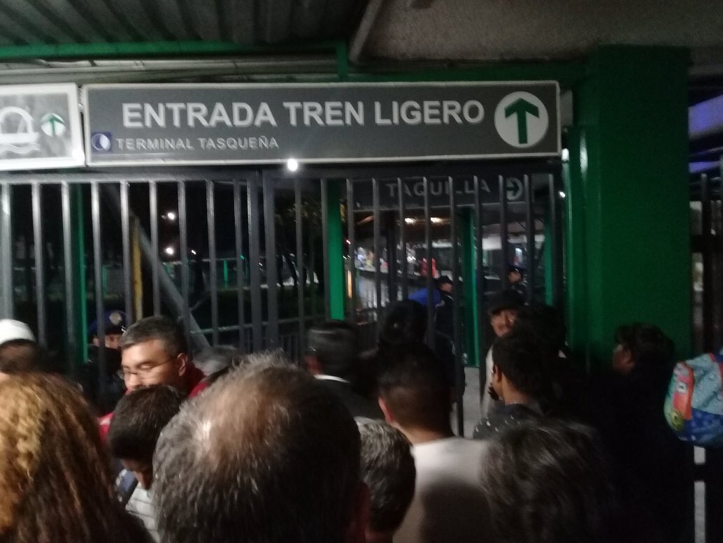 Falla en Tren Ligero de CDMX afecta a cientos de usuarios