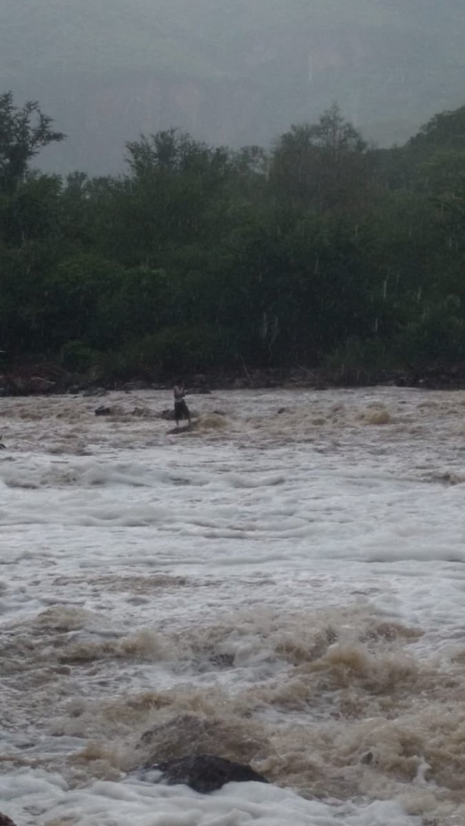 Rescatan hombre atrapado en río de Jalisco