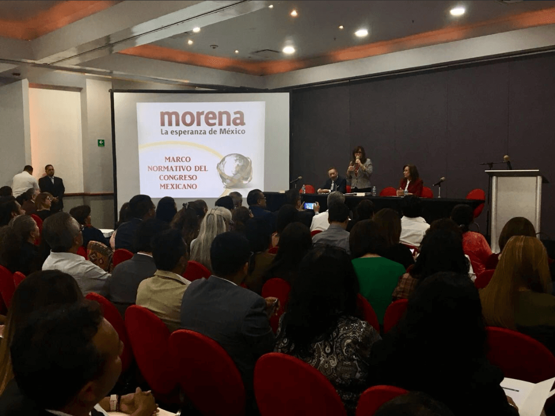 Integrantes de Morena analizan temas que tocarán en la próxima legislatura