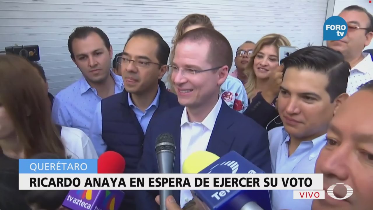 Ricardo Anaya en espera de ejercer su voto en Querétaro