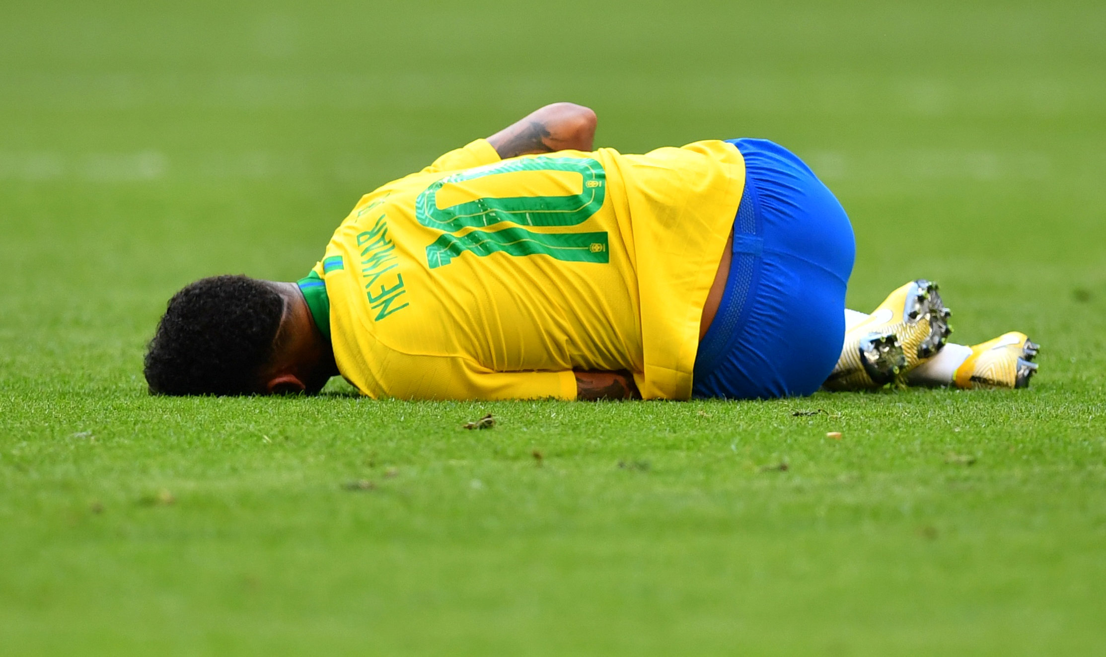 Rivaldo defiende Neymar si tienes que caer faltas cae
