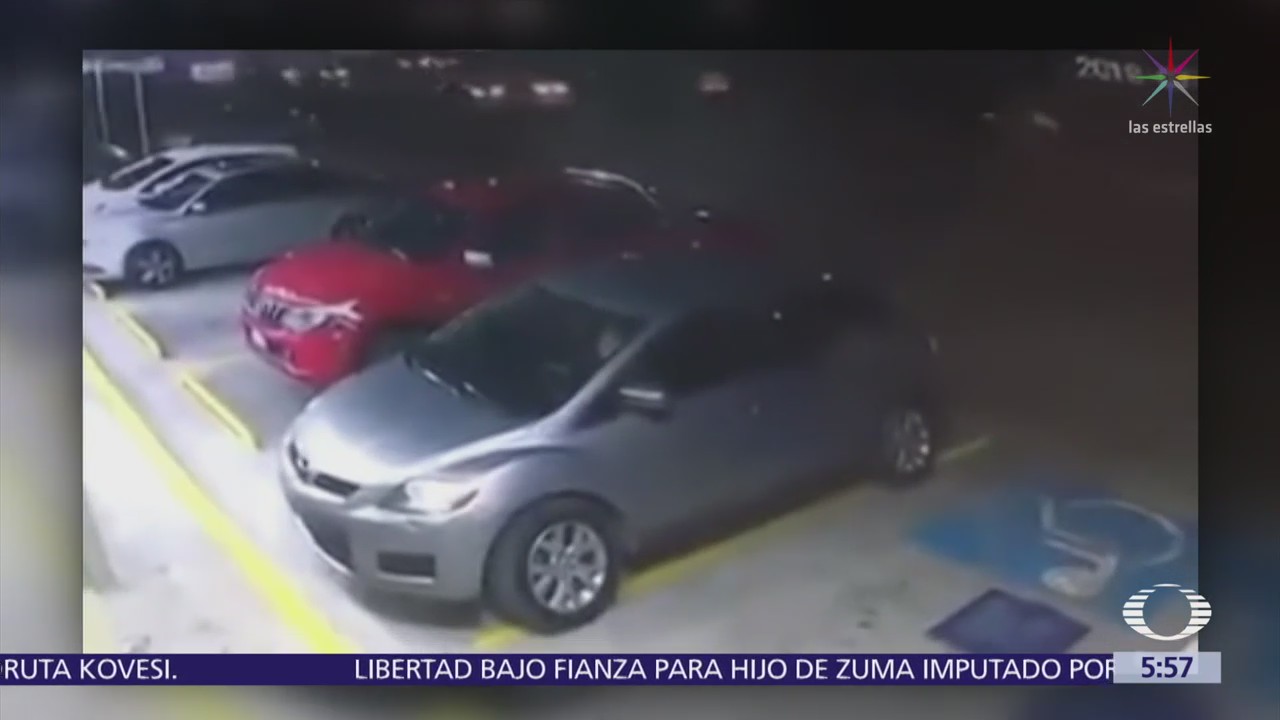 Roban autos en estacionamiento de tienda de conveniencia en Guanajuato