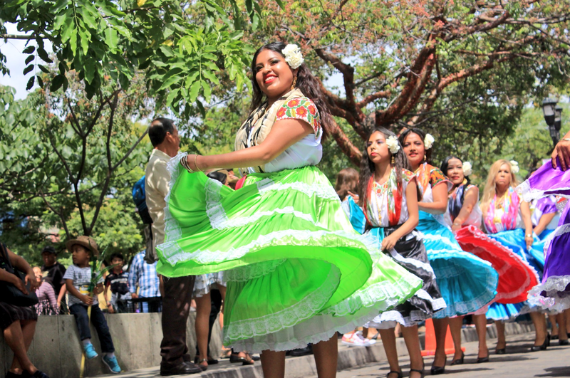 Desfilan delegaciones en fiestas de Guelaguetza en Oaxaca
