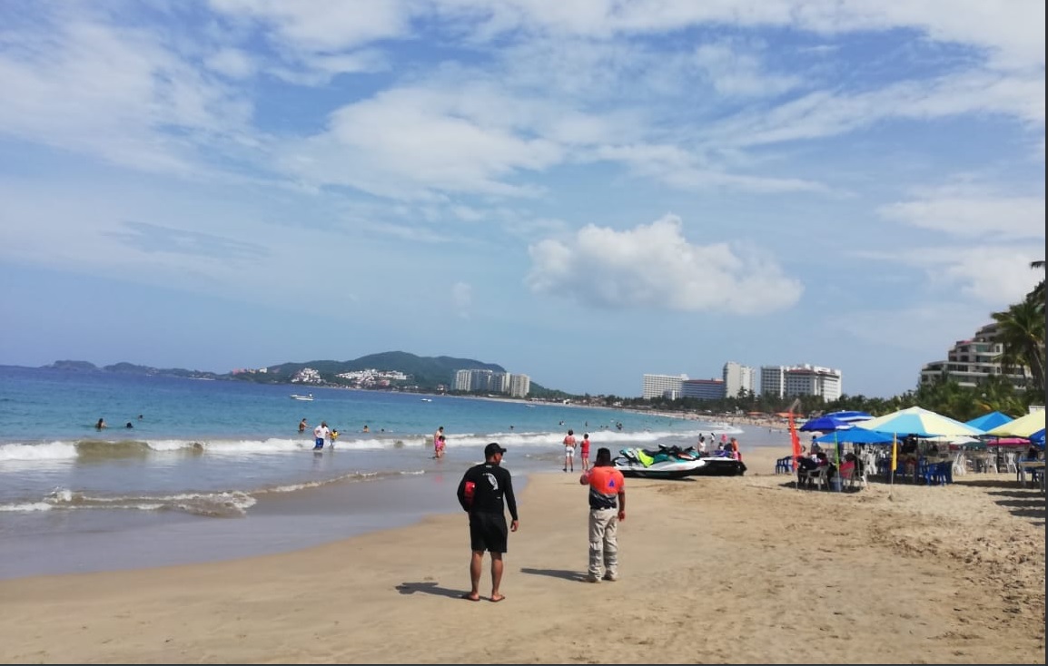 Rescatan a dos turistas de ahogarse en playa de Acapulco, Guerrero