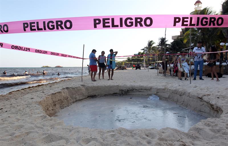 Se abre socavón cerca del mar en Playa del Carmen
