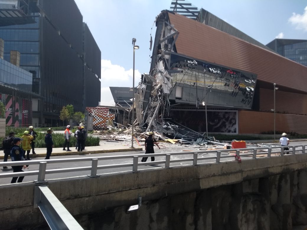 Se derrumba parte de centro comercial Artz Pedregal en San Jerónimo