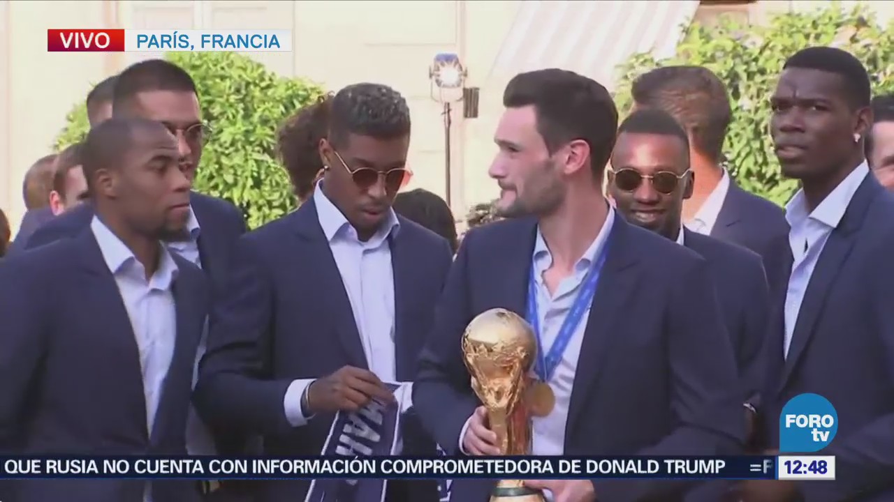 Selección francesa se reúne con Macron