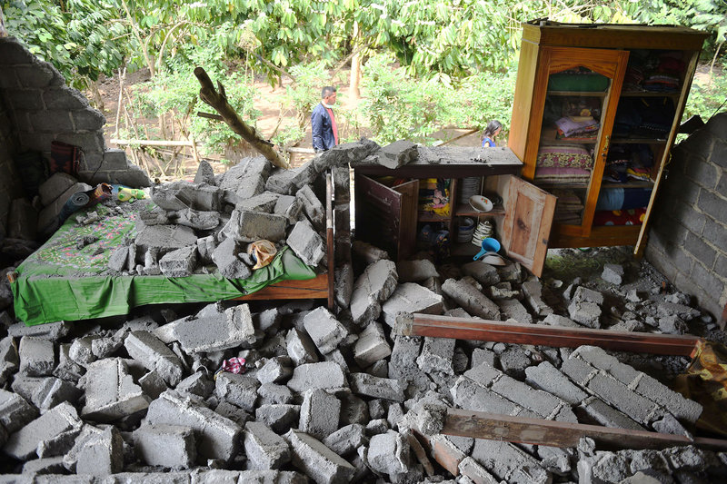 Suman 16 muertos y 355 heridos por sismo en Indonesia