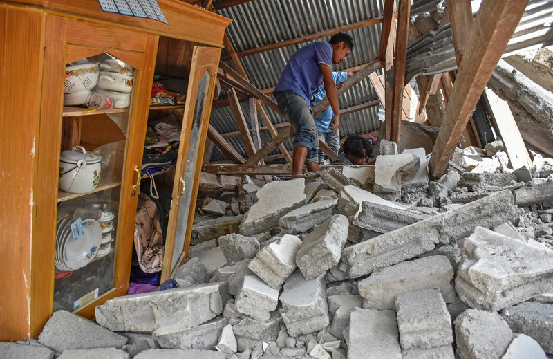 suman 16 muertos y 355 heridos sismo indonesia