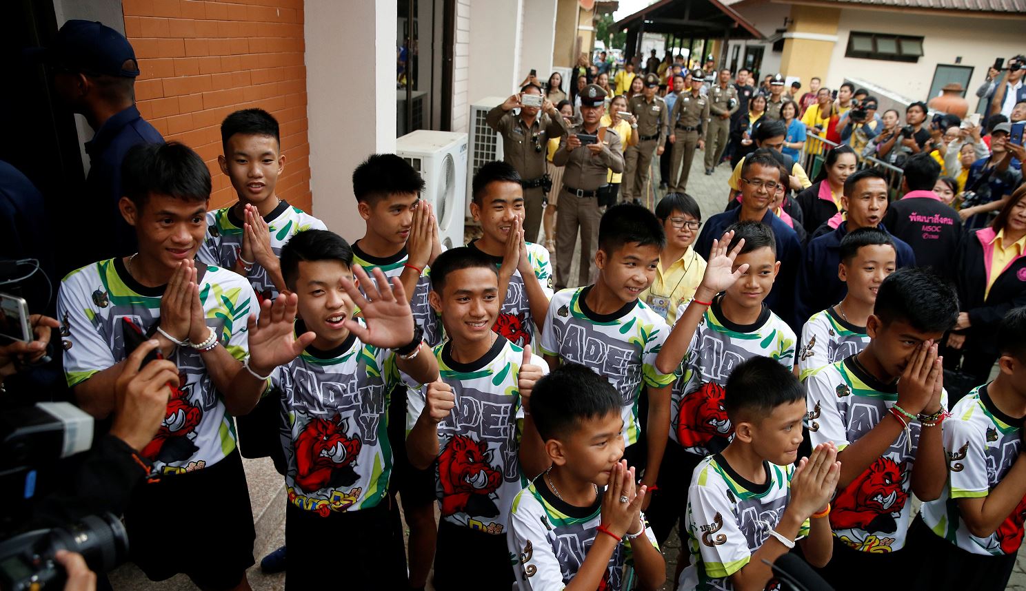 Los niños rescatados de cueva en Tailandia dejan hospital