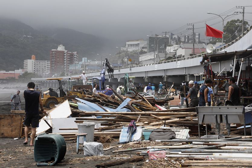 Tifón Jongdari toca tierra en Japón y deja sin luz a 150 mil viviendas