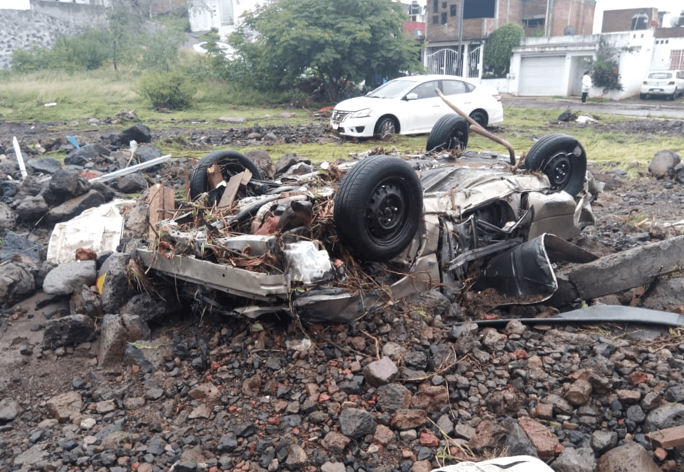 Tromba en Morelia provoca corriente que arrastra autos y daña viviendas