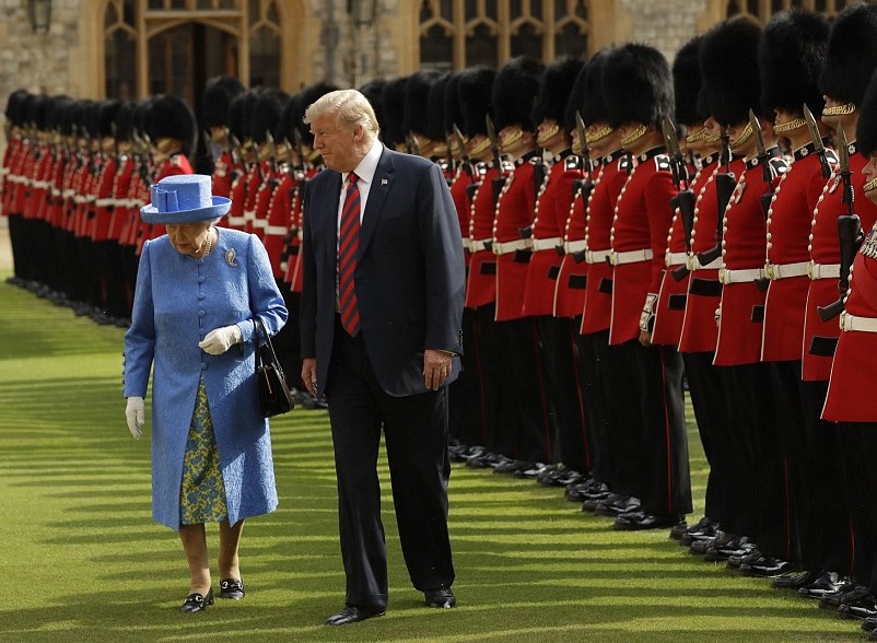 Trump rompe protocolo durante reunión con reina Isabel II