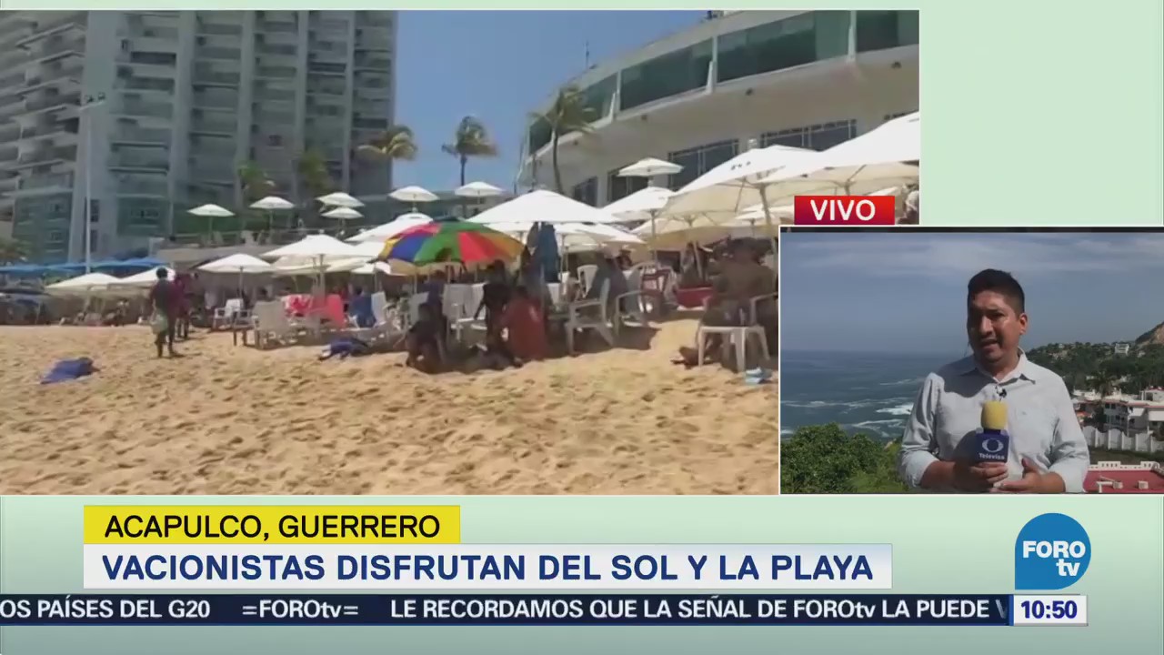 Turistas disfrutan del sol y la playa en Acapulco