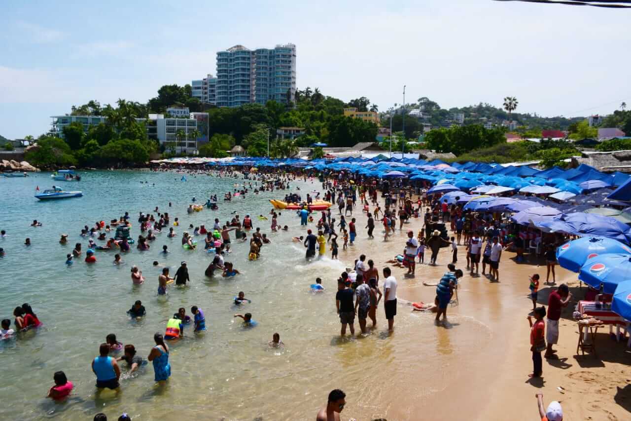 Turistas en Acapulco durante temporada vacacional