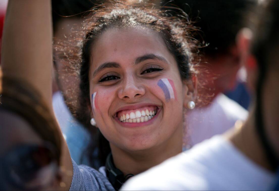 Una mujer celebra la victoria de la selección francesa en la Copa del Mundo. (AP, archivo) 