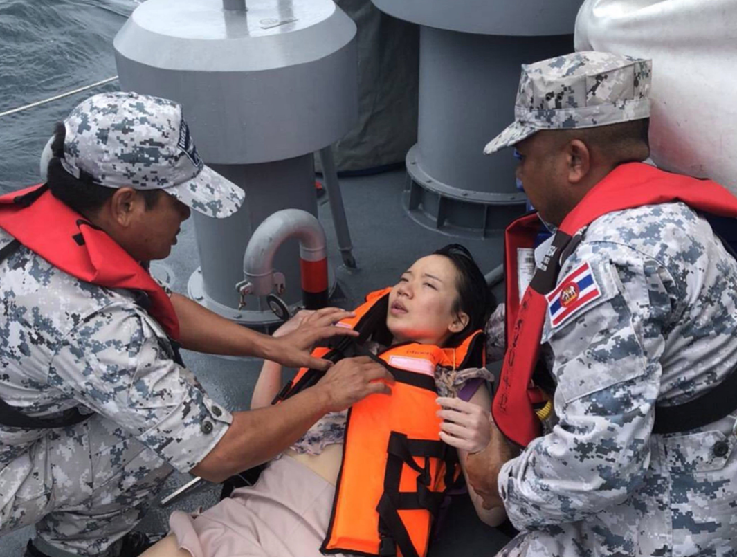 Una turista es rescatada tras naufragio en Tailandia. (EFE)