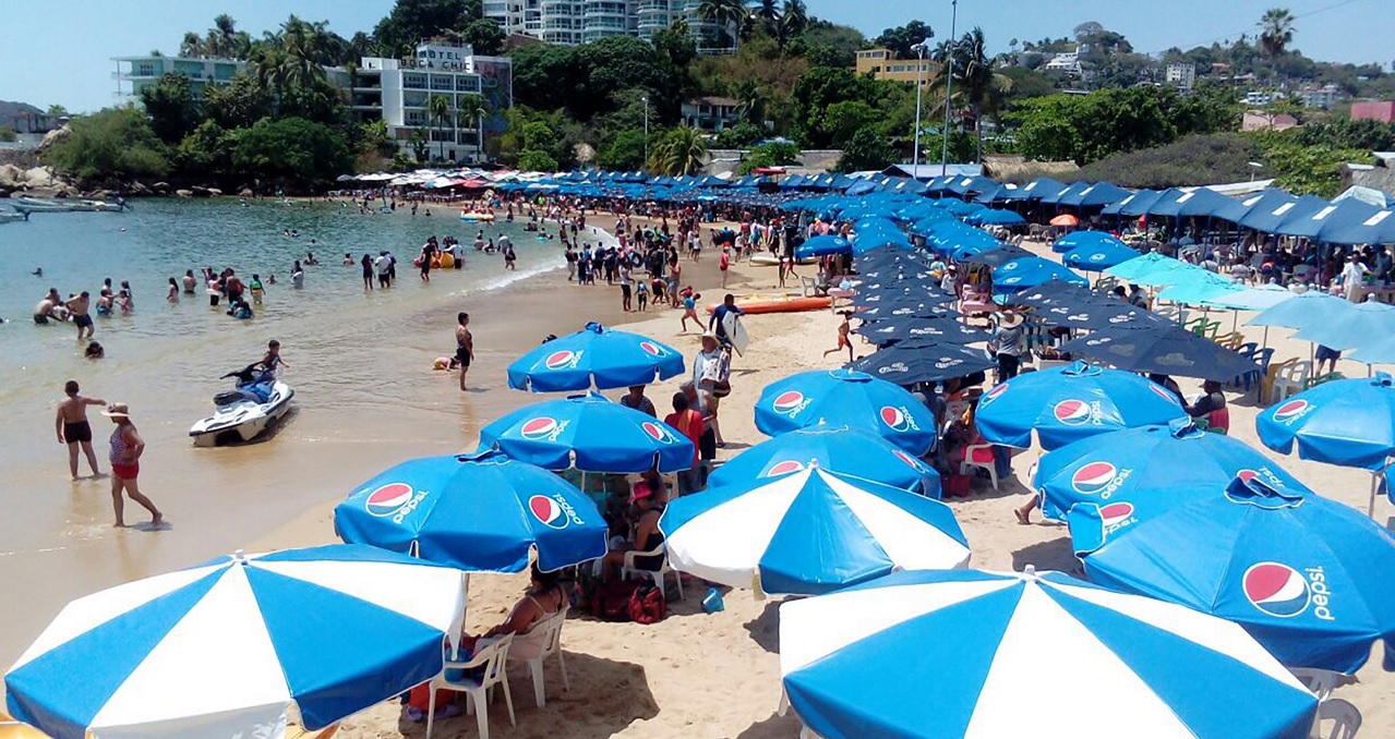 Turistas disfrutan de las vacaciones de verano en Acapulco
