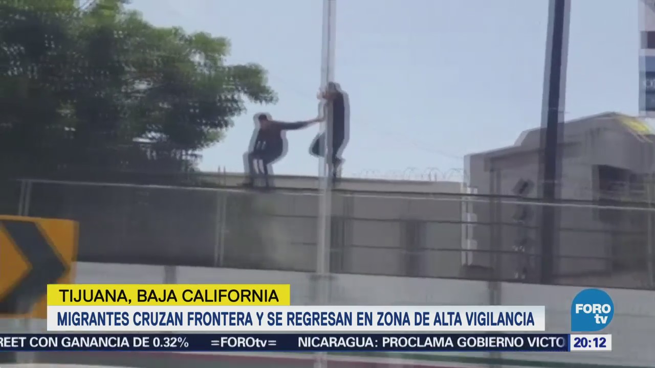 Video muestra a dos jóvenes cruzar la frontera