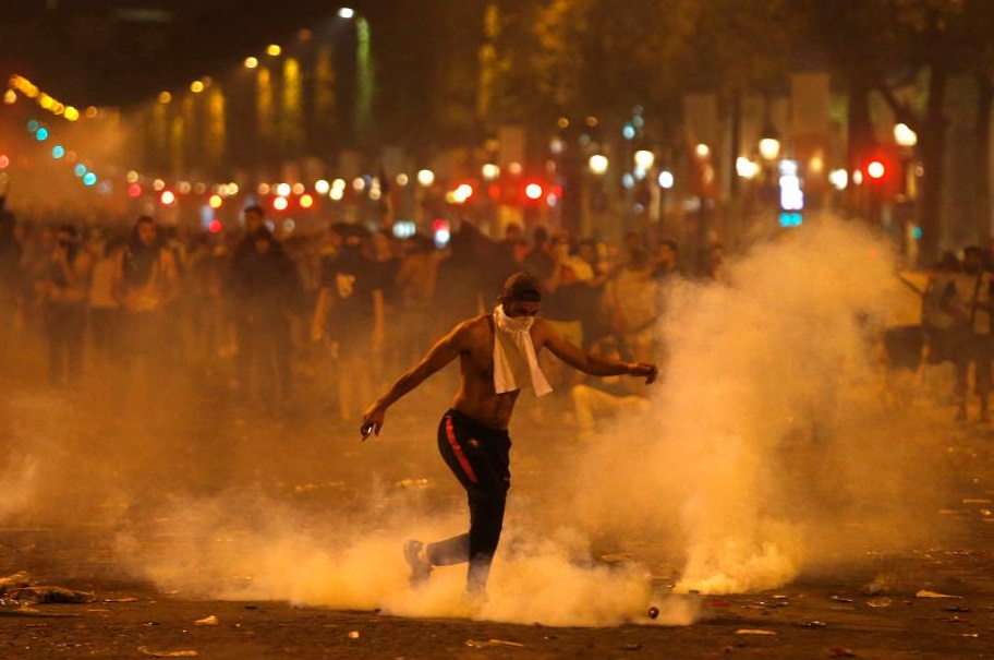 Festejos en Francia terminan en disturbios; hay dos muertos y 292 detenidos