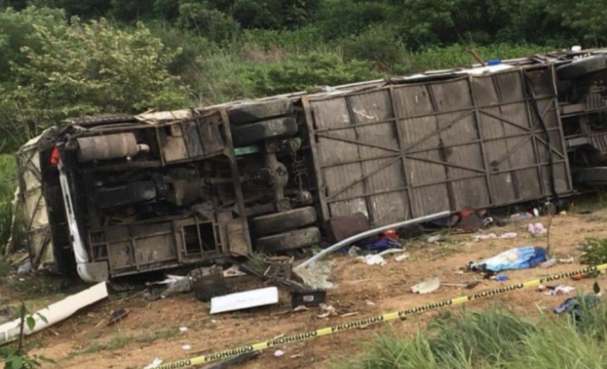 Vuelca camión de pasajeros en Nayarit; hay 4 muertos