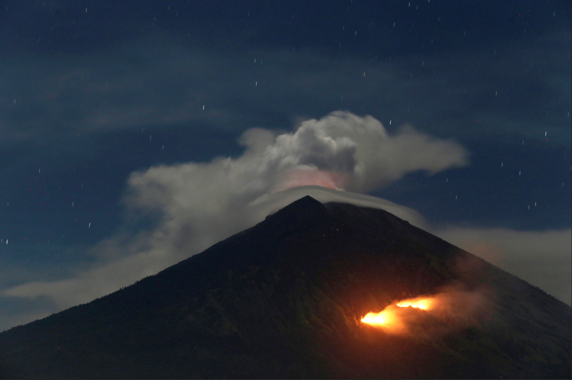 Erupción de volcán Agung obliga a cerrar aeropuerto Indonesia
