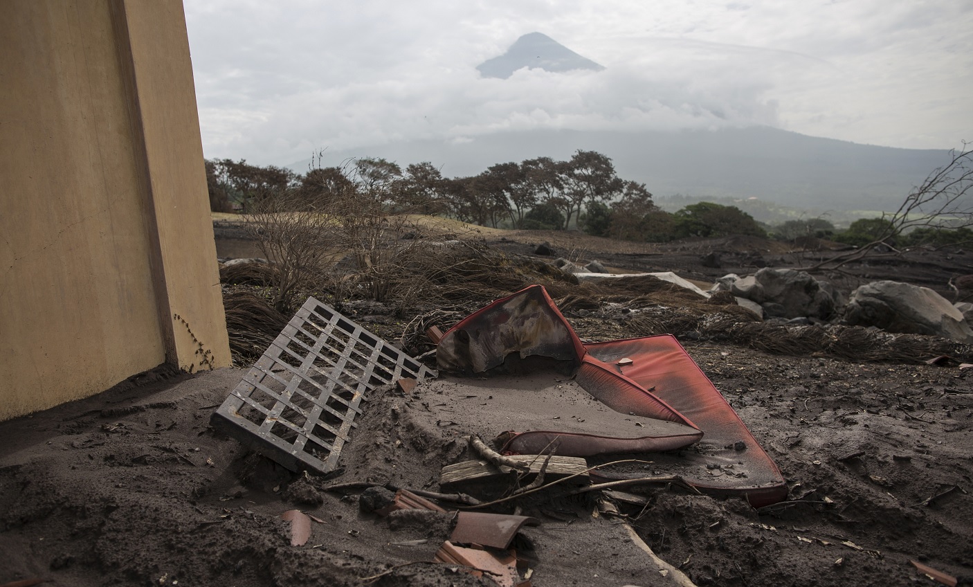 Descienden lahares por lluvias en Volcán de Fuego Guatemala