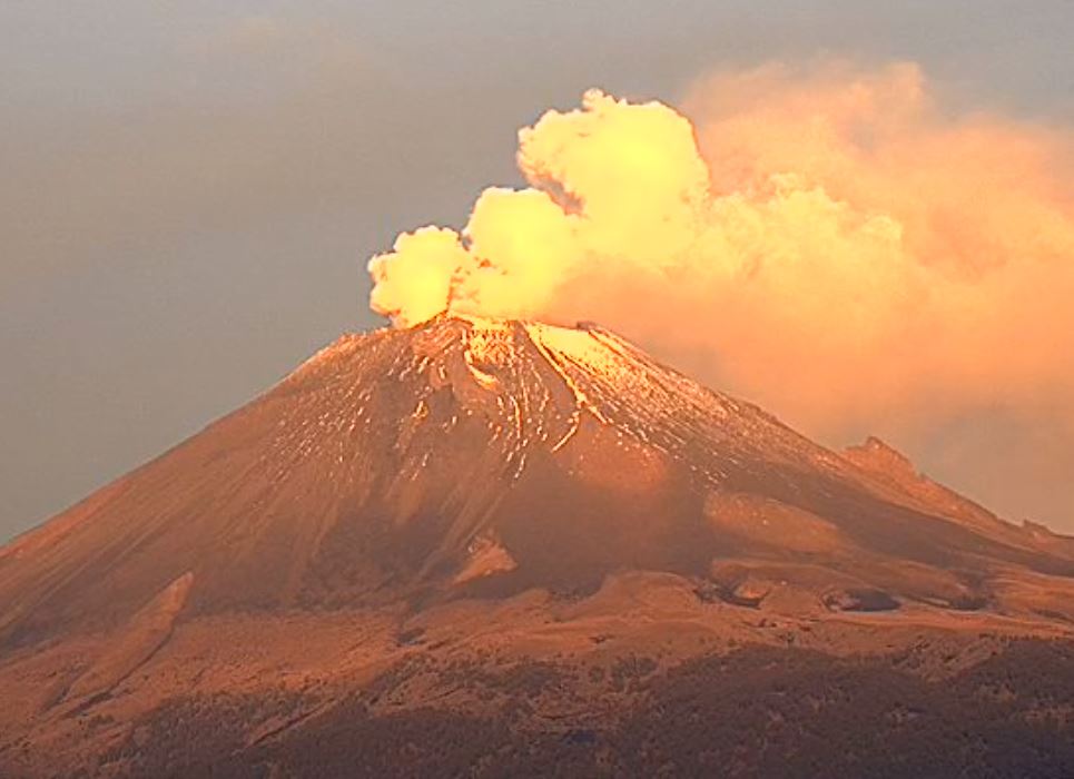 Volcán Popocatépetl lanza fragmentos incandescentes