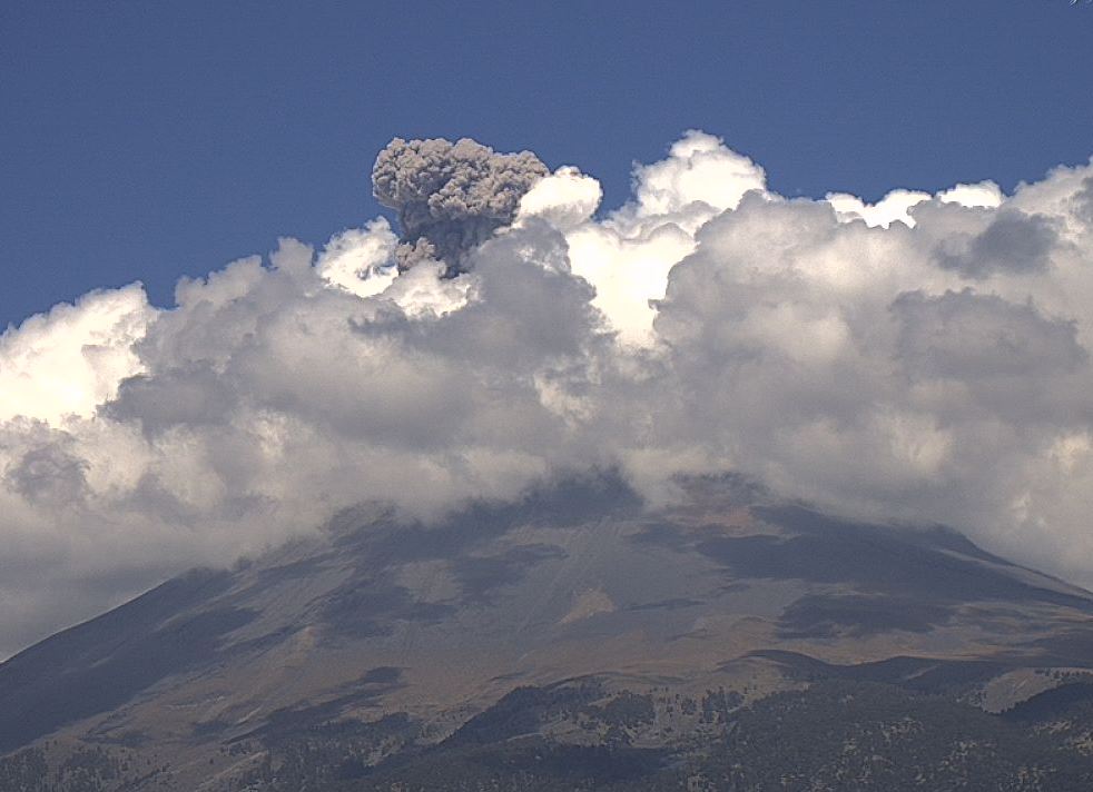 Volcán Popocatépetl emite exhalación