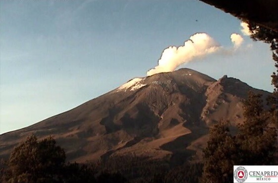 Volcán Popocatépetl lanza fumarola de dos kilómetros