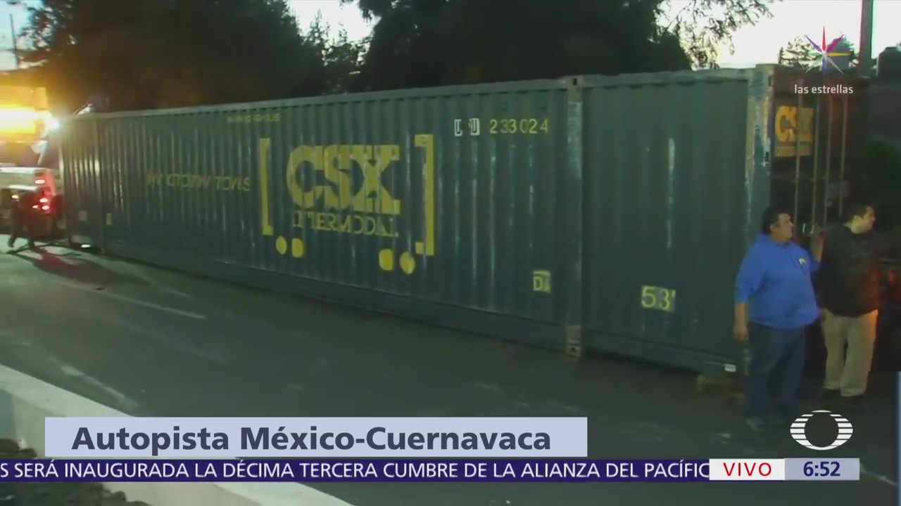 Vuelca contenedor de tráiler en autopista Cuernavaca-México