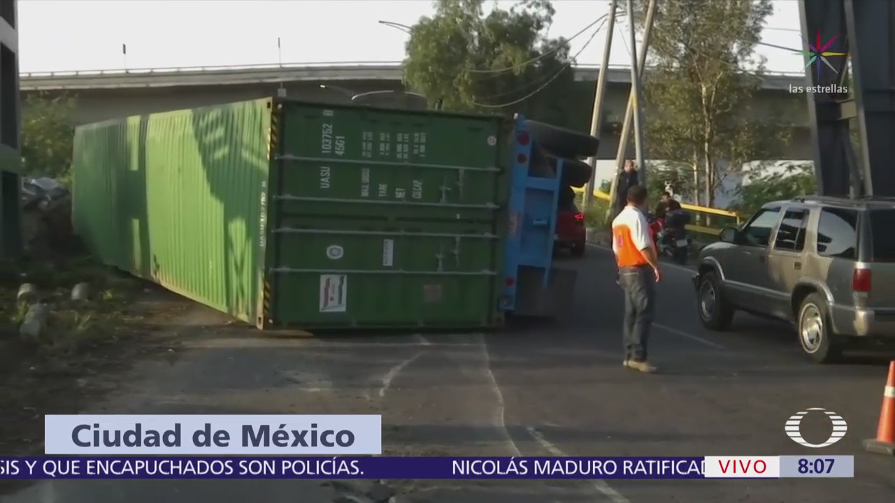 Vuelca contenedor de tráiler en Periférico Río de los Remedios, CDMX