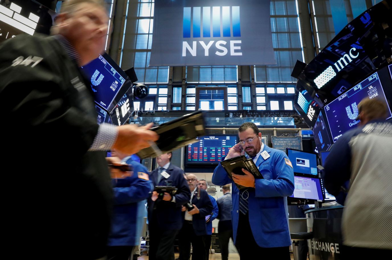 Wall Street abre a la baja, arrastra a sector industrial
