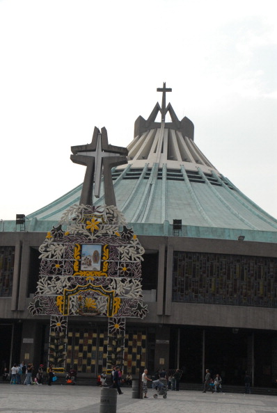 Feligreses oran por inicio de cursos en la Basílica de Guadalupe