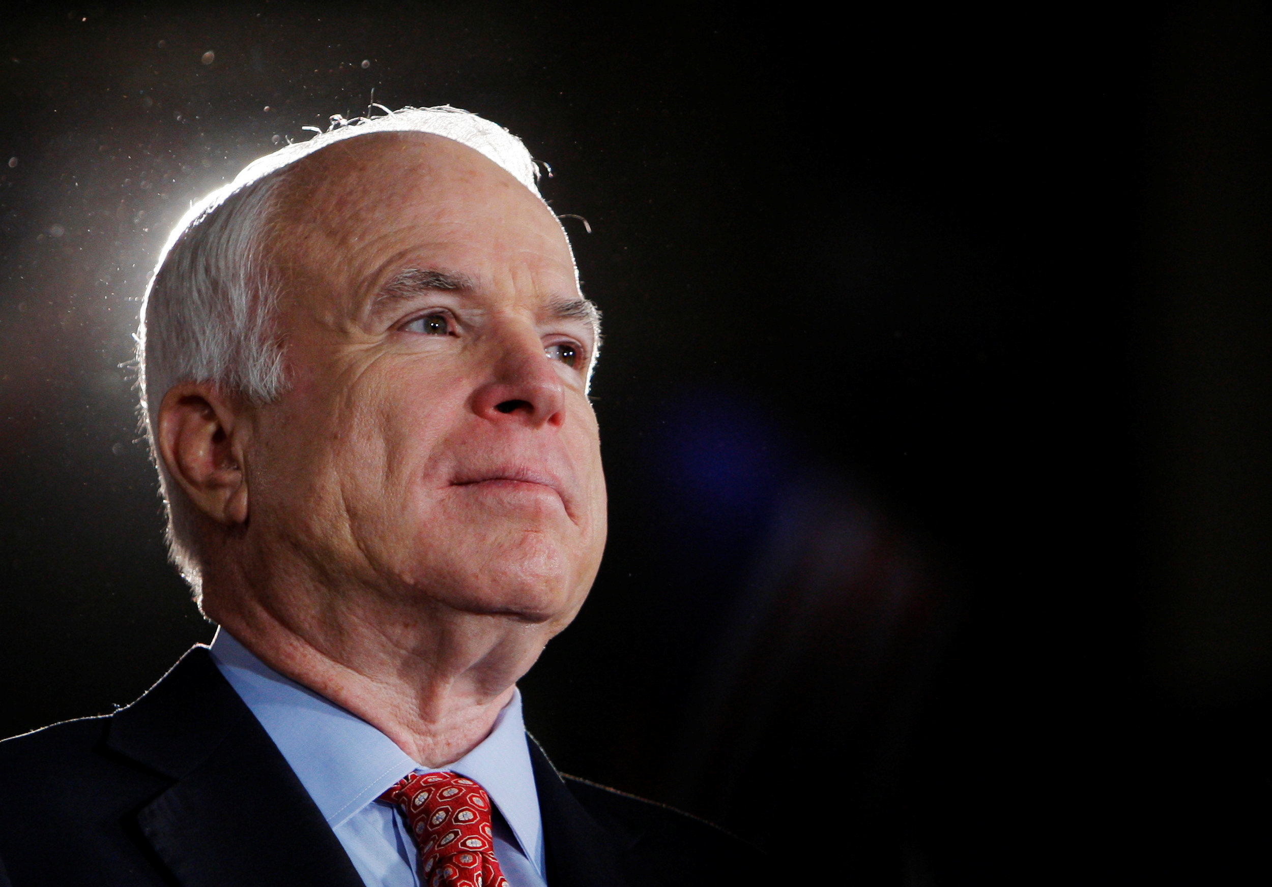 McCain, líder fiel a ideales que le enfrentaron a su propio partido