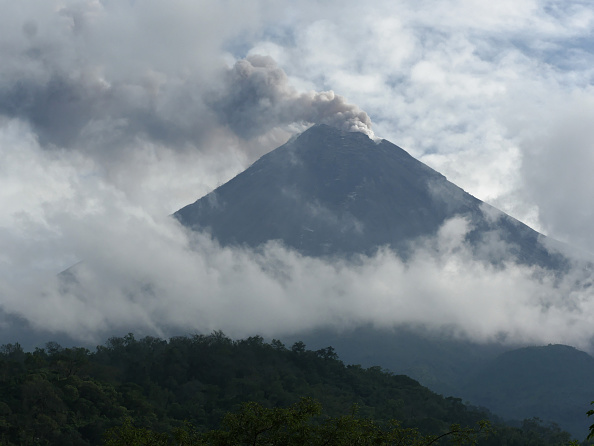 buscan a seis personas perdidas en inmediaciones del volcan de fuego de colima