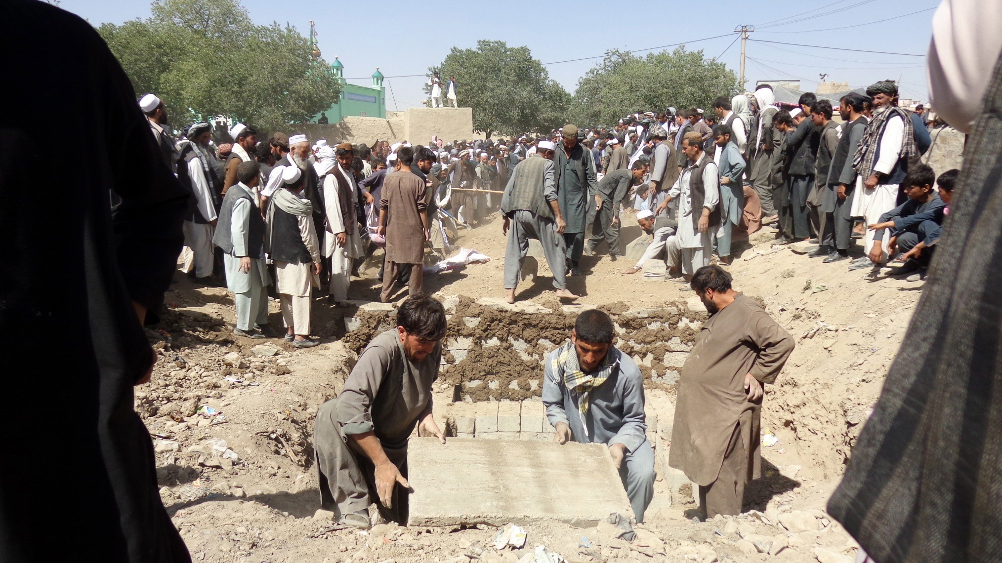 Entierran en Afganistán a muertos del ataque a Mezquita Chií