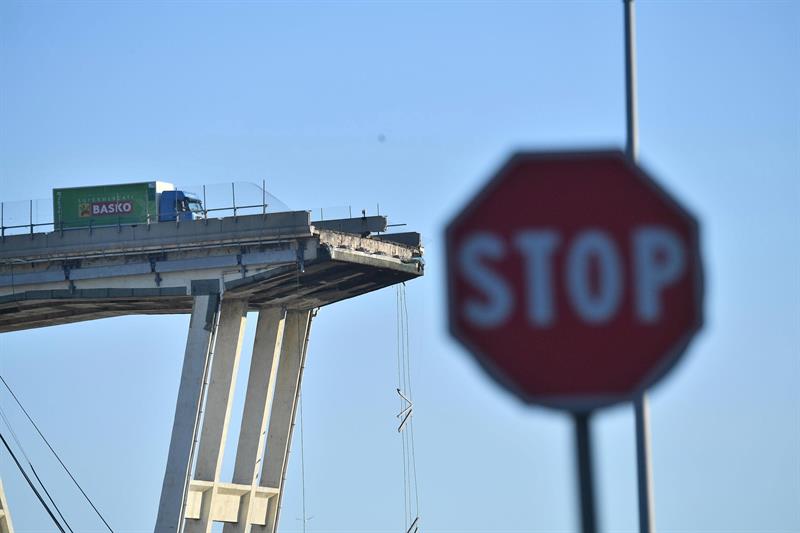 Suman 38 muertos por derrumbe de puente en Génova
