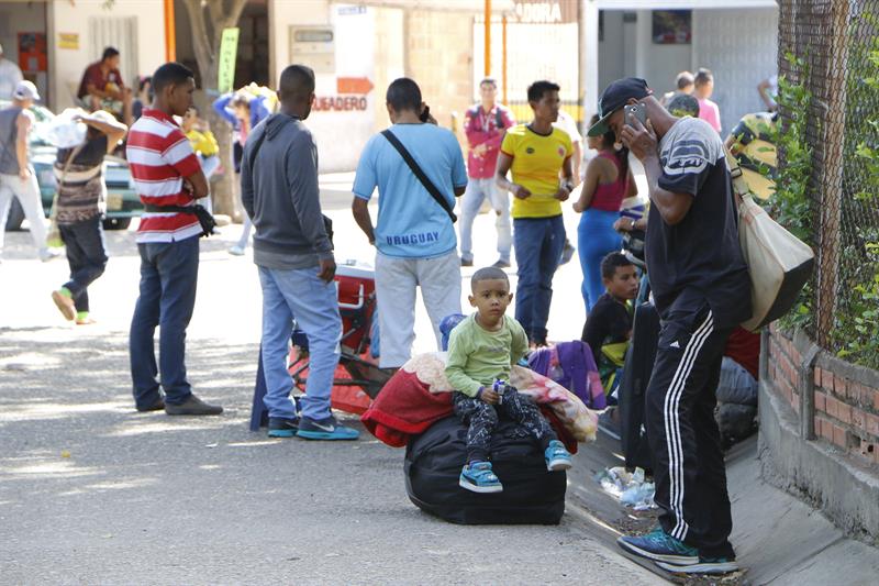 venezolanos sin pasaporte frenan arribo peru