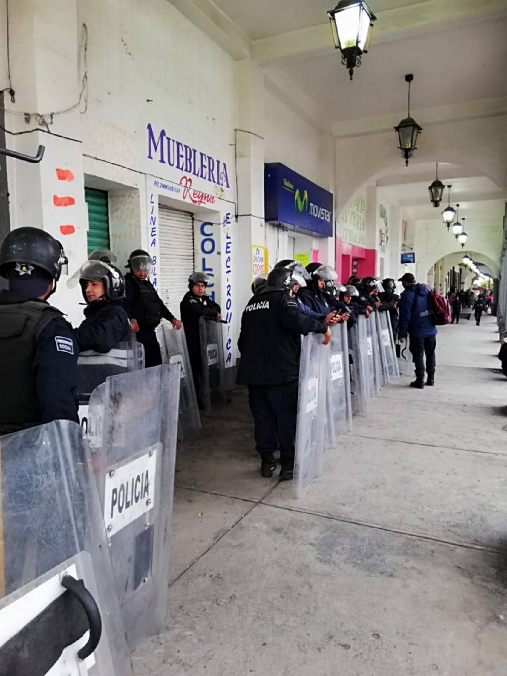 vecinos tultepec enfrentan a policias que realizaban cateos contra narcomenudeo