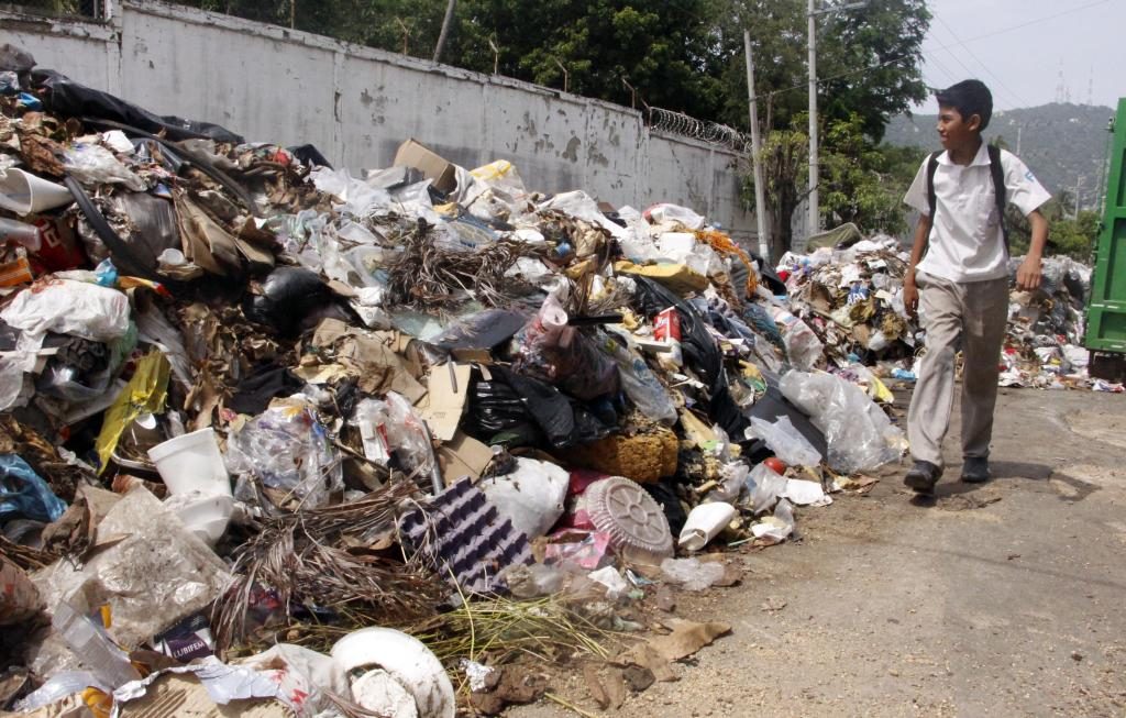 Acapulco se llena de basura; Guerrero decretan alerta sanitaria